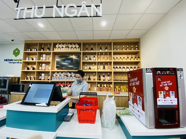 Quầy lễ tân tại Nova Market với máy pha cà phê tiện lợi đến từ PhinDeli.